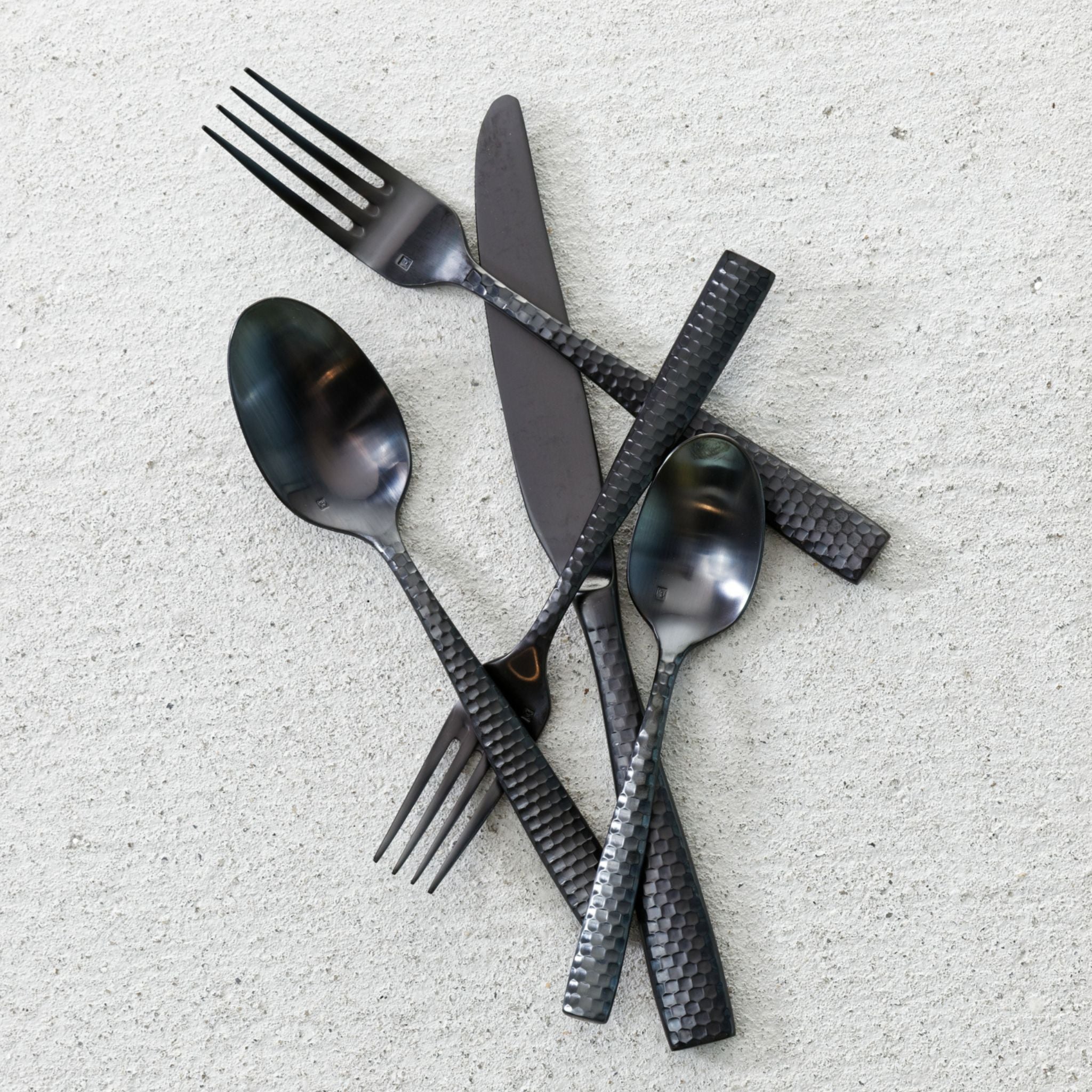 Lucca Facet black